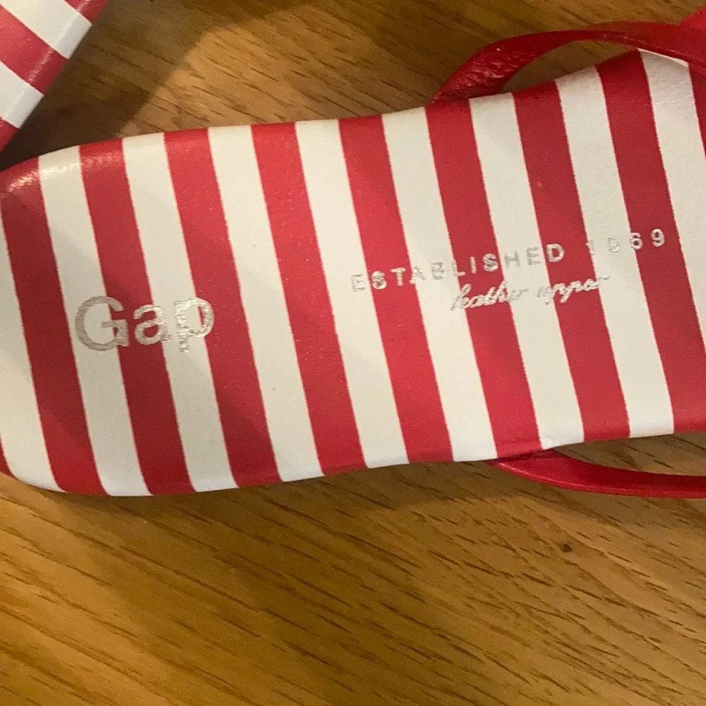 Sz 9 women’s GAP red/white striped flip flops - Picture 2 of 4